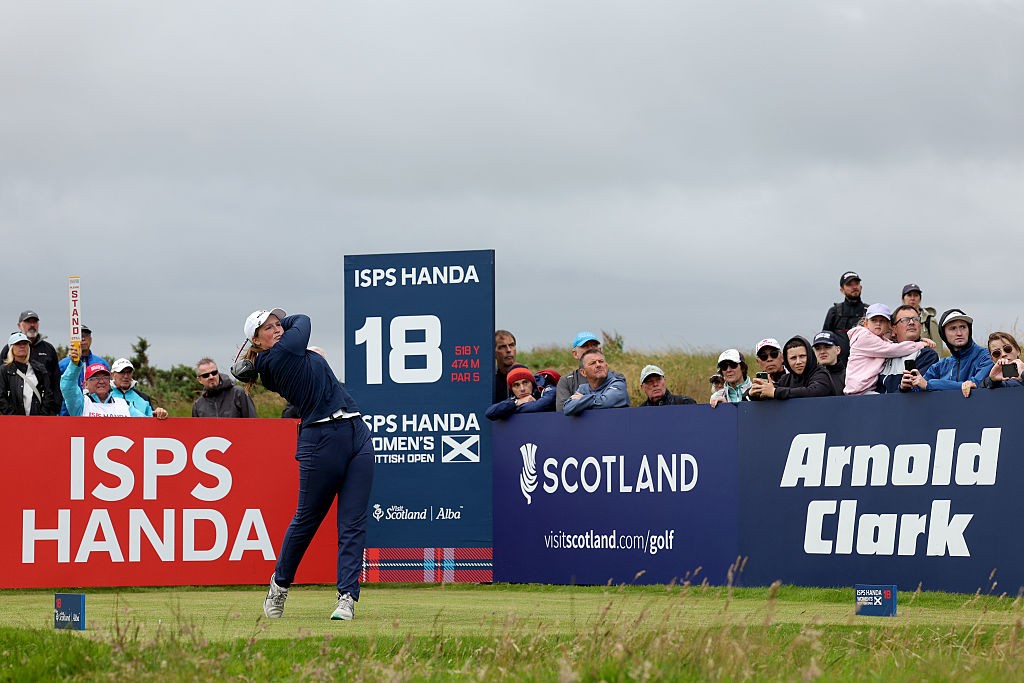 Lottie Woad Opens Up Her Professional Account with a $300,000 Winner’s Cheque